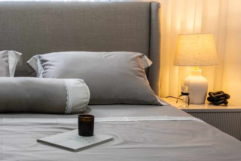 Quarto de casal decorado com almofadas e enxoval elegante