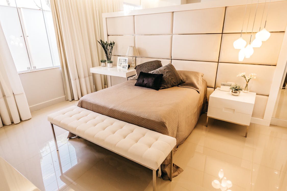 Quarto moderno e aconchegante com roupa de cama e decoração